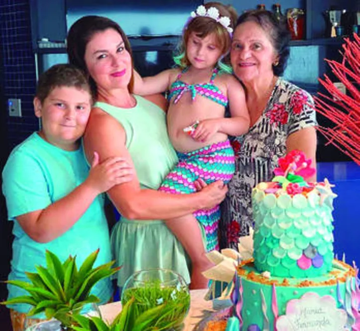 Com os herdeiros na moldura, FAYRUSS COSTA celebrou o bday de mommy, D. ELBA