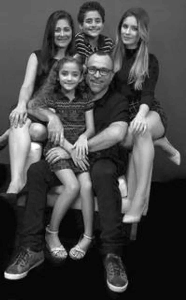 O videomaker+fotógrafo TOM DUARTE aproveitou o recente Dia da Família para armar click ao lado da esposa, JOSI MARX e dos belos filhos CAMILA, JOÃO PEDRO e VICTÓRIA