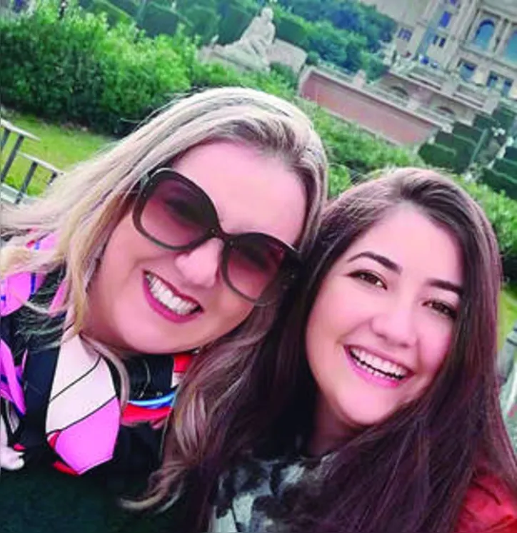 La belle singer BRUNA FONSECA ganhou coro de parabéns puxado por mommy, a arquiteta FERNANDA COELHO