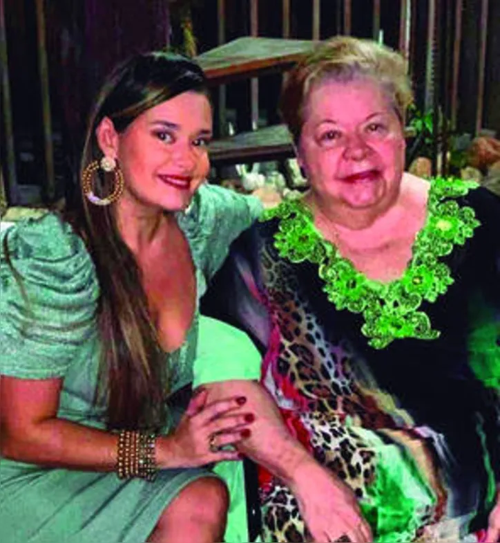 Com o carinho da filha, Milena, a renomada cantora SALMA TENÓRIO chegou aos 7.2