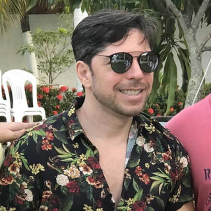 Enquanto o entrepreneur RICARDO CARVALHO apaga as velinhas hoje...