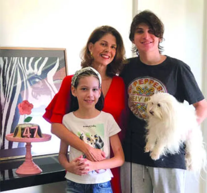 Com o afago dos filhos MARINA+LEO (além do pet!), não faltou bolo nos 4.7 da empreendedora DEA PESSOA