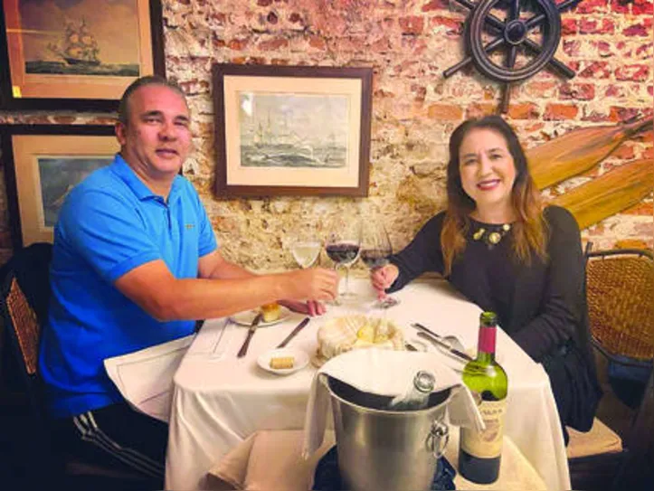 Com jantar intimista, MORGANA FON entoou um ipi-ipi-urra para o husband, ROGER ALVES