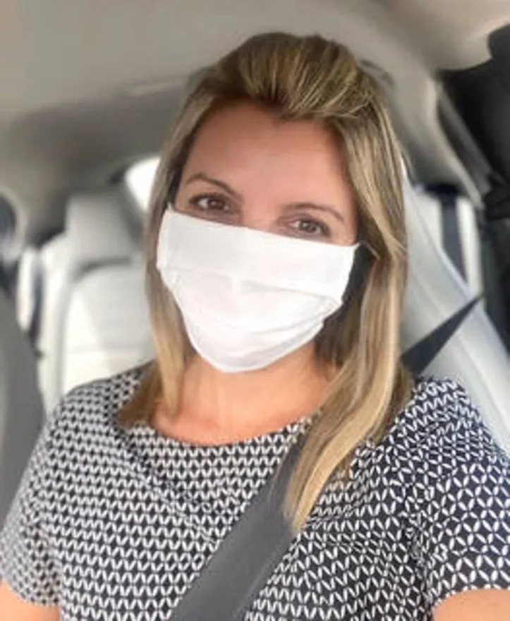 Mesmo sob a máscara, o sorriso de CAROL MARINHO é contagiante