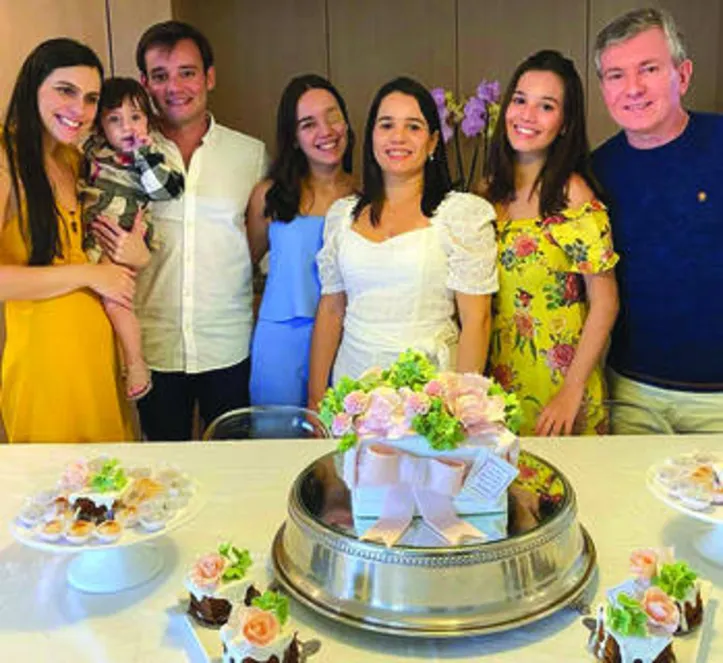 Rodeada pelo husband, Beto, filhos e neto, SIMONE MELRO ganhou sessão cake privé