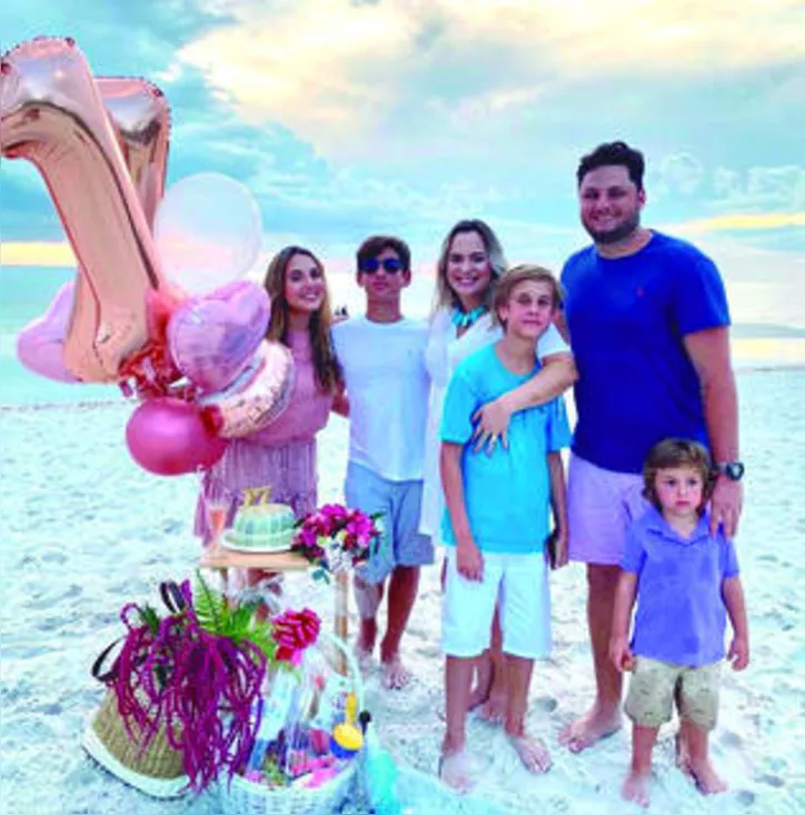 Com a família a tiracolo, a linda MARINA CASADO brindou os 17 em pleno Golfo do México