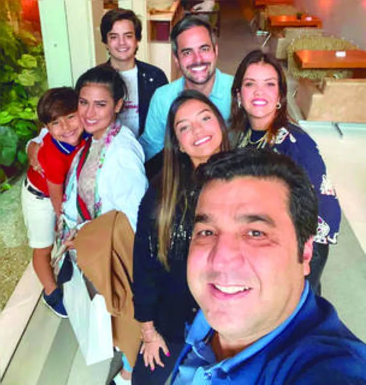 CRIS PEIXOTO BRAGA passou o bday com a singer Simone e seu marido, Kaká Diniz