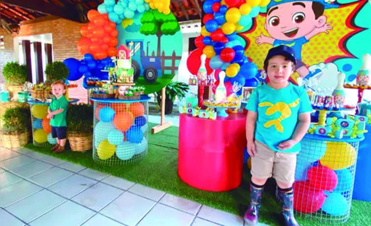 Com décor da tia Laurinha Amaral, ARTUR+GABRIEL ganharam bolo+guaraná na fazenda