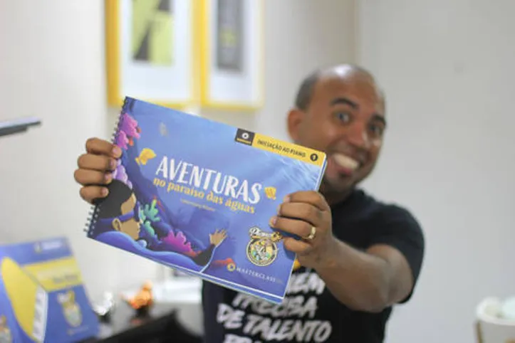 CULT O maestro BERG RIBEIRO brinda o sucesso da cartilha de iniciação ao piano Aventuras no Paraíso das Águas - ilustrada com a riqueza cultural de Alagoas