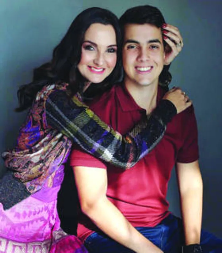 A super mommy ALINE RIJO mima o herdeiro, RICARDO FILHO, pelos seus 21 anos