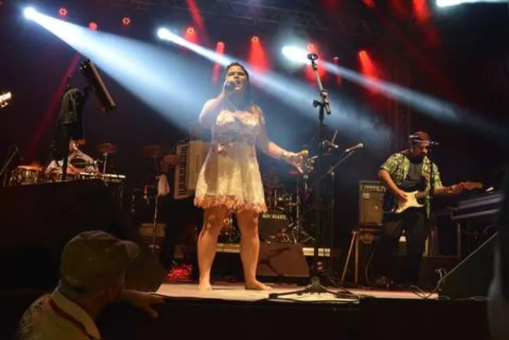 Roberta Aureliano promete live com forró tradicional e ritmos populares