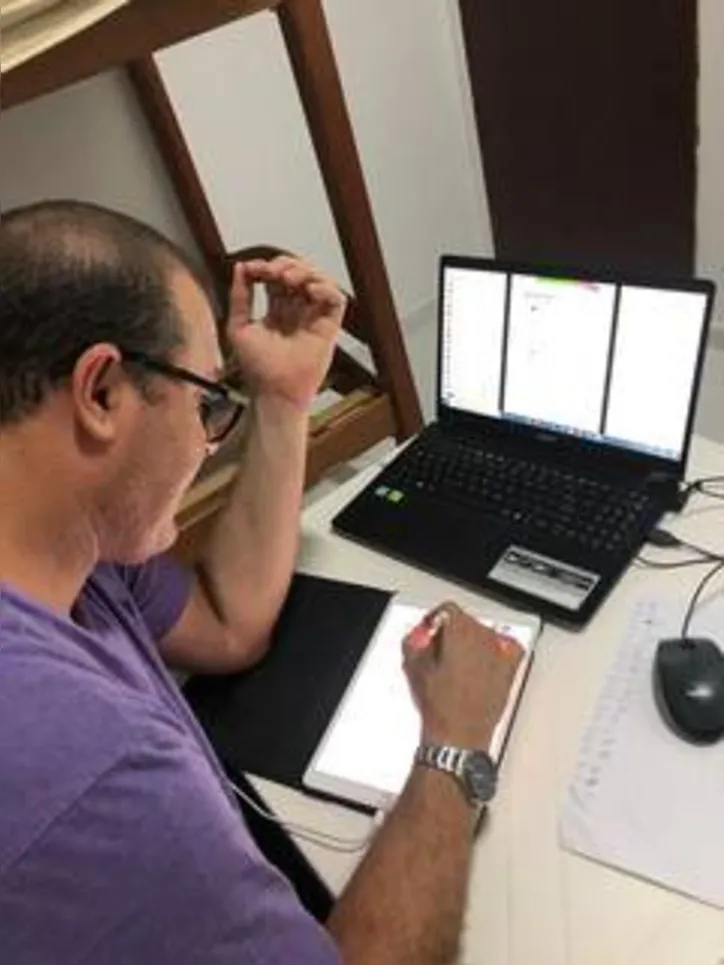 Imagem ilustrativa da imagem ENEM: Alunos se preparam para as provas estudando pela internet