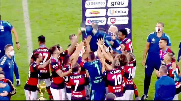 Jogadores do Flamengo comemoram conquista do título após nova vitória sobre o Flu