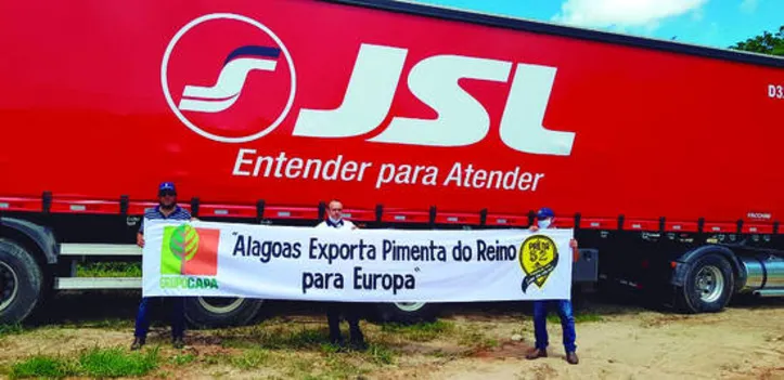 Aluysio Righetti, à direita, ao lado de demais parceiros na exportação do primeiro embarque da pimenta alagoana