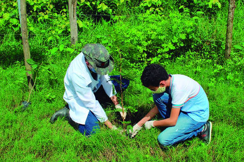 Programação restrita contou com coleta e análise de qualidade da água do rio Piauí e plantio de mudas de árvores nativas