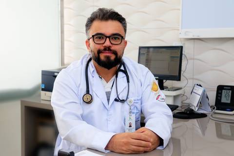 JOÃO ANTÔNIO ALVES, médico cardiologista da Santa Casa de Maceió, recebe o reconhecimento de colegas e pacientes pelo trabalho desempenhado e dedicação na área da saúde em Alagoas