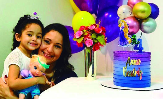 E a apresentadora CHRYS GONÇALVES fez sessão bolo+guaraná privé para marcar os 04 anos da sweet ANNA BEATRIZ