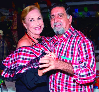 Em pleno período junino, CARLOS HENRIQUE TAVARES comemorou idade nova - puxando a bem-amada MARIZA PACHECO para um arrasta-pé 