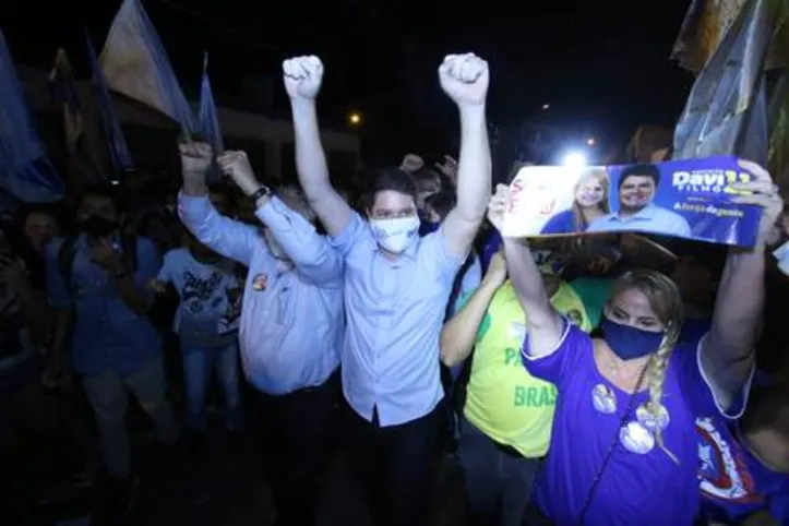 Davi Filho fez caminhada ontem à noite no bairro de Ponta da Terra, ao lado de seu vice, Emmanuel Fortes