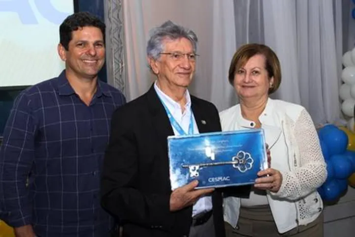 Celebrando Aniversário hoje o reitor do CESMAC, JOÃO RODRIGUES SAMPAIO, aqui ladeado pela sua esposa SÔNIA SAMPAIO, e pelo filho JOÃO RODRIGUES SAMPAIO NETO, Pró-Reitor de Gestão e Planejamento do CESMAC


