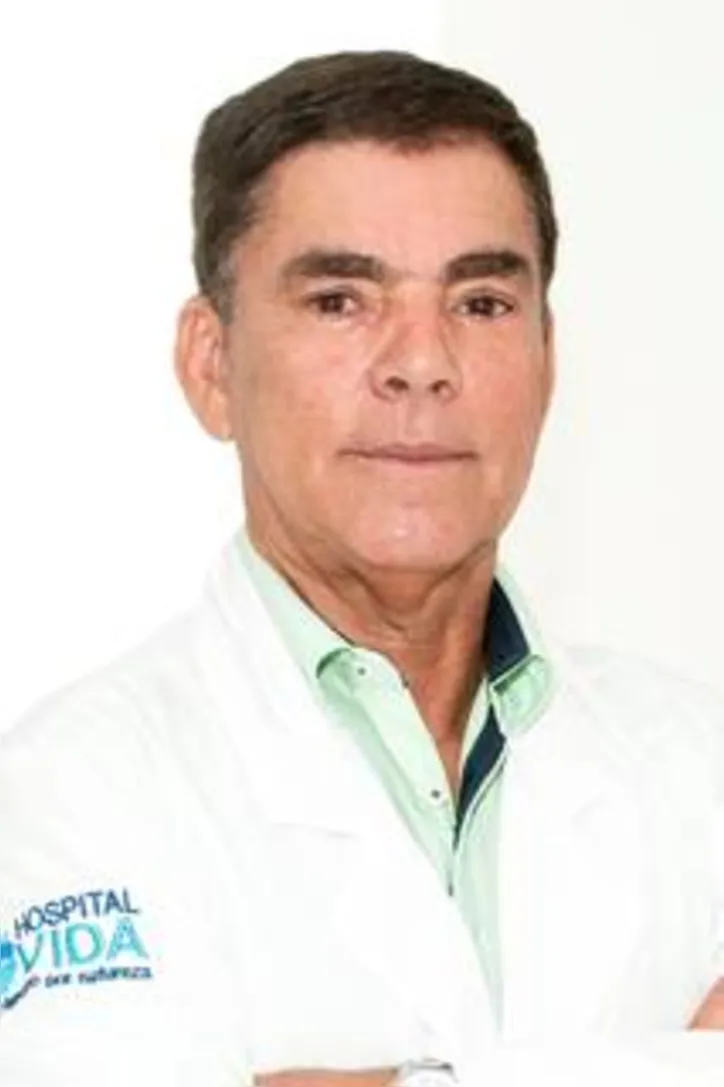 MIGUEL ARCANJO BARBOSA, Diretor Técnico do Hospital Vida, unidade hospitalar referência em atendimento qualificado e humanizado e a única situada na orla de Maceió, recebe os cumprimentos pelos relevantes serviços de saúde prestados ao estado de Alagoas