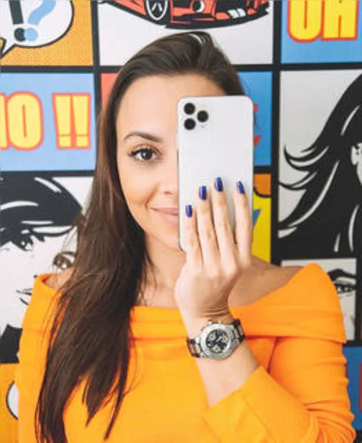 Movida pelo desejo de oferecer novas oportunidades através da educação, CLARISSA ANTUNES se uniu à ONG Ajude o Pequeno, onde um grupo de especialistas se reúnem on-line durante 05 semanas com lojistas cadastrados para ensinar sobre marketing e afins