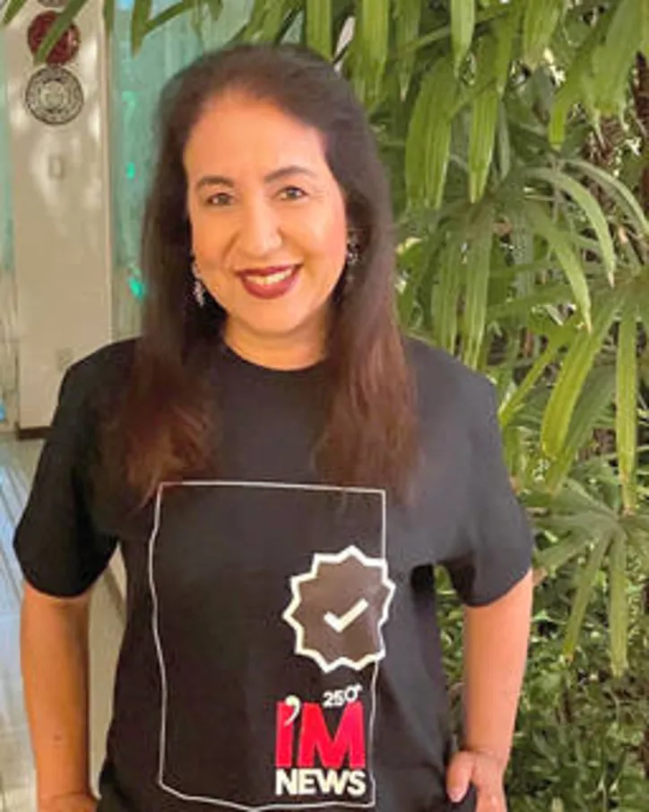 ... Já MORGANA FON fez pausa na agenda de cardiologista para posar com nossa T-shirt comemorativa...