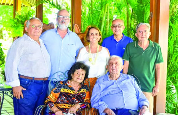 E já que ontem foi o Dia do Idoso, a coluna destaca o recente bday do mecenas da arte popular, JORGE TENÓRIO, que brindou 90 anos - ilhado do carinho da família