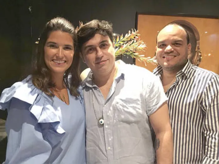 GLAMOUR| O showroom da Fabricatto serviu de palco para o lançamento da neo edition do Anuário de Architecture|2020. LUCIANO BRANDÃO+MAURÍCIO SILVA abriram as portas da loja para receber - junto com a publisher CELLE MEDEIROS - a fina flor da arquitetura alagoana. As fotos que ilustram a coluna mostram os bacanas que passaram por lá.