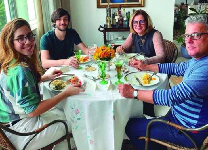 Hoje quem ganhou bolo+guaraná ilhado pela família foi ZÉ MAURÍCIO CANSANÇÃO