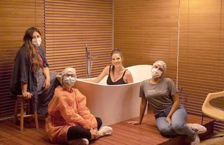 ... devidamente assessorada pela obstetra ANA SOFIA CALHEIROS, a enfermeira LARISSA LAGES, Matria Parteria e Damy Pilates - num parto humanizado...