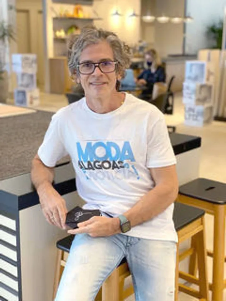 ... e GUTO BERNARDES desfilam T-shirts VITSTEE para Reserva - brindando os dois anos desta coluna