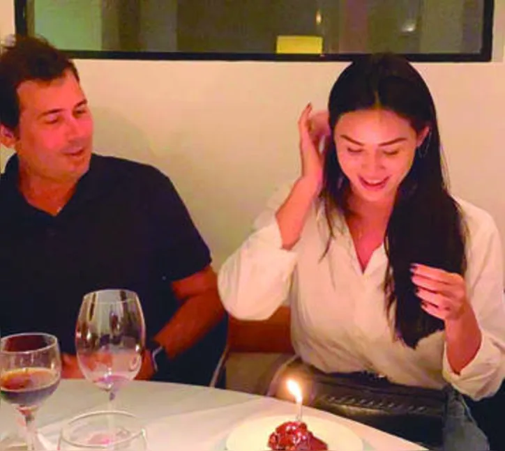 Abrindo a semana, SÉRGIO FEITOSA rebocou MEILYN CHENG para jantar intimista - brindando idade nova da bem amada