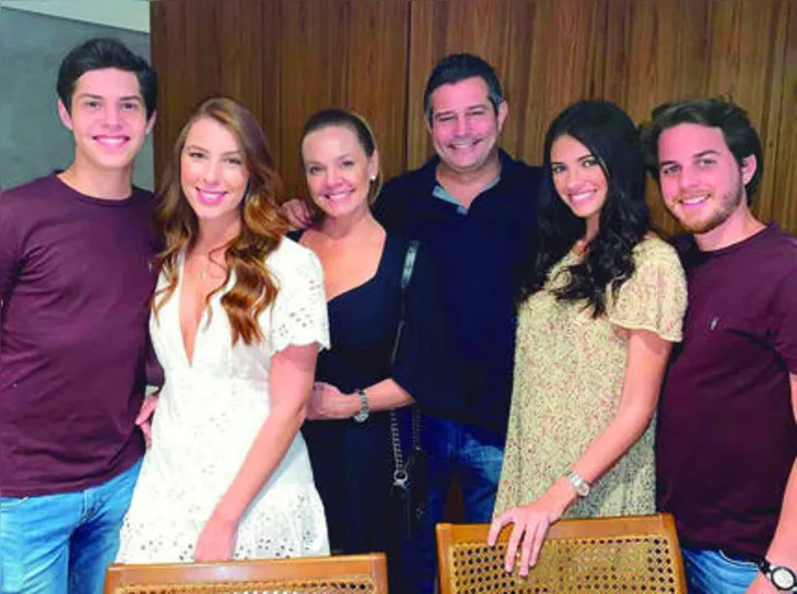 MAURÍCIO QUINTELLA reuniu a (bela!) família para celebrar o bday da filha, LETÍCIA SOARES