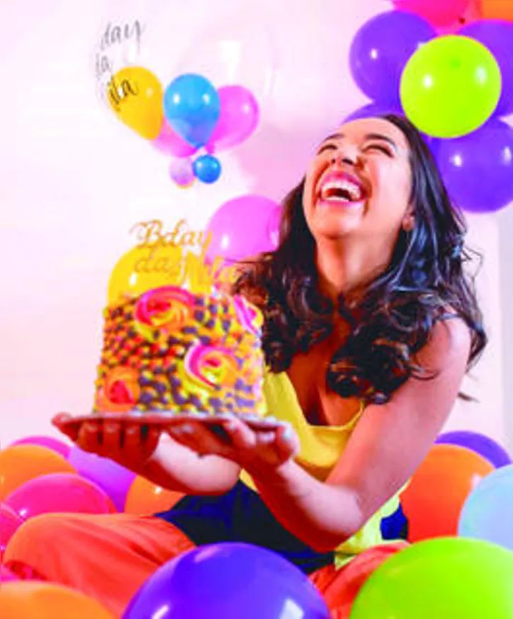 E CAMILA MEDA caprichou no sorriso para recente virada no calendário