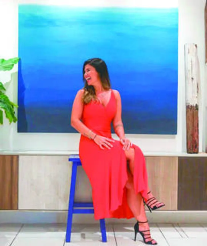AL MARE Com inspiração no azul esverdeado (ou seria verde azulado?!?) do mar alagoano, a jovem revelação das artes plásticas, BÁRBARA OMBAK, fechou contrato de exclusividade com a Fabricatto para vender suas telas no showroom da loja de mobiliário deluxe e objetos de décor