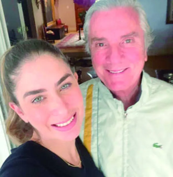 Enquanto o pai, FERNANDO COLLOR, recebeu o carinho da esposa, CAROLINE, pela passagem do seu aniversário...