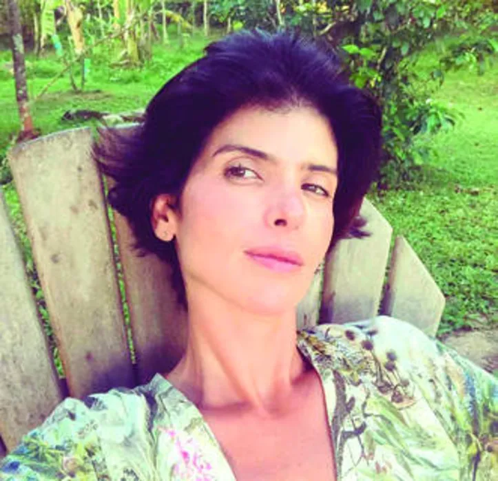 Dona de um savoir vivre indefectível, CAROL VASCONCELOS virou o calendário ontem
