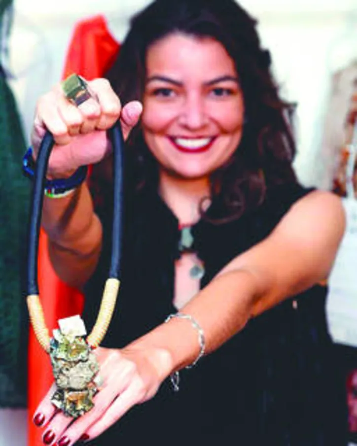 Com um design sofisticado, FERNANDA FERRO ganha destaque no cenário da moda nacional - com o apoio do Sindivest  Coluna sexta
