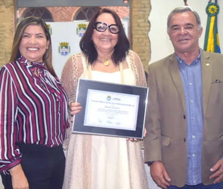 Com a vereadora ANA HORA e o presidente do Sindivest CHICO ACIOLI na moldura, a designer SANDRA CAVALCANTE recebeu comenda na Câmara Municipal
