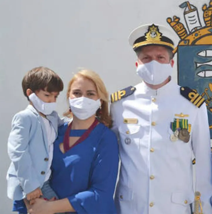 Com o filho Enzo e a esposa, Márcia Miotto, na moldura, o capitão de fragata Wendell Petrocelli assume a CPAL
