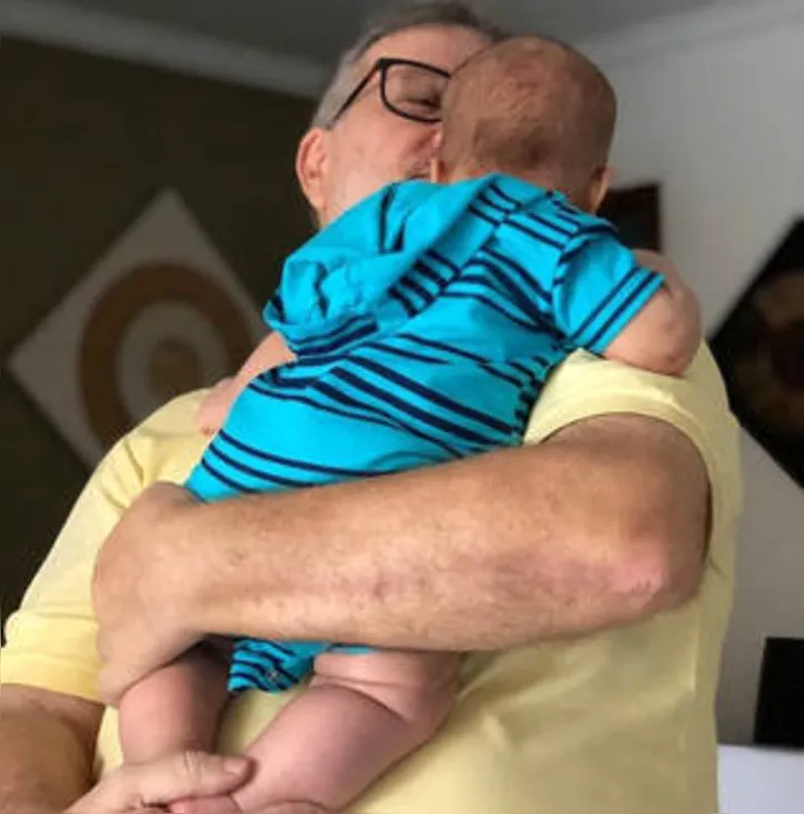 Com o netinho à tiracolo, PAULO VUTANO deu um tempo na agenda de compromissos de sua rede de fast food para comemorar mais uma virada no calendário