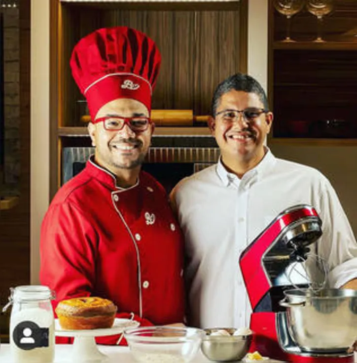 Bigshots da Bem Me Quer, PAULO GALINDO+CRISTIANO CABRAL formam um casal especializado na fabricação de bolos caseiros, com o sabor que nos remete às receitas da vovó