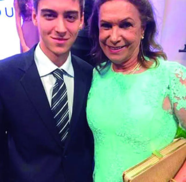 Já MARIZA TAVARES cumprimentou o sobrinho, Andre Tenorio de Albuquerque, pela colação de grau em medicina