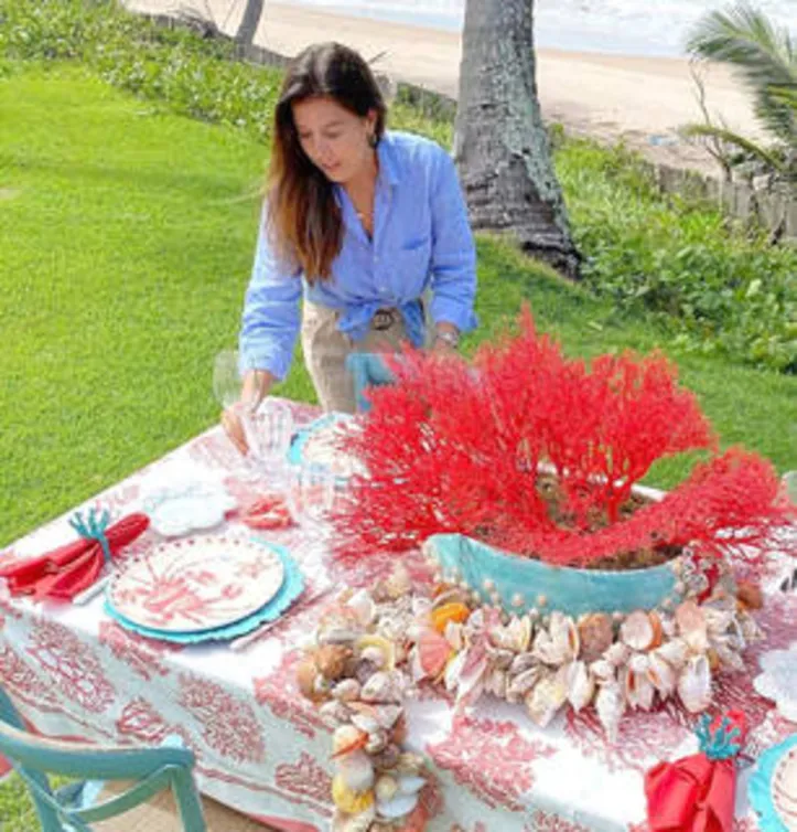 Com o mar do Carababa por testemunha, LAURA AMARAL assina decor de 15Years Party neste weekend
