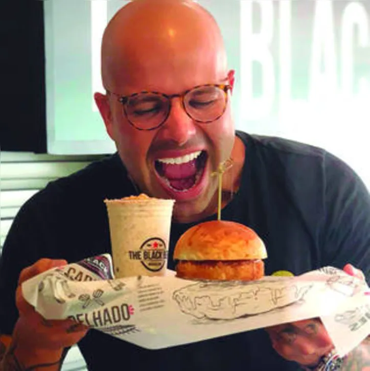 Já DECO SADIGURSKY vai trocar o bolo+guaraná por um Burger - para brindar a data