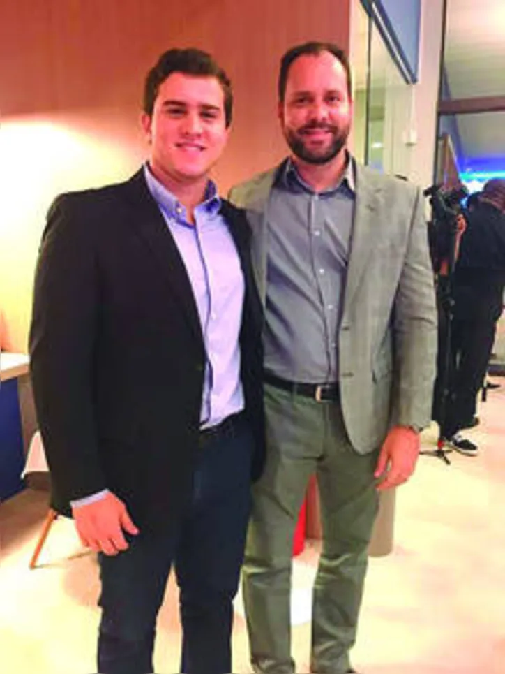 Com o filho Caio na moldura, CYRO RANGEL brinda idade nova hoje