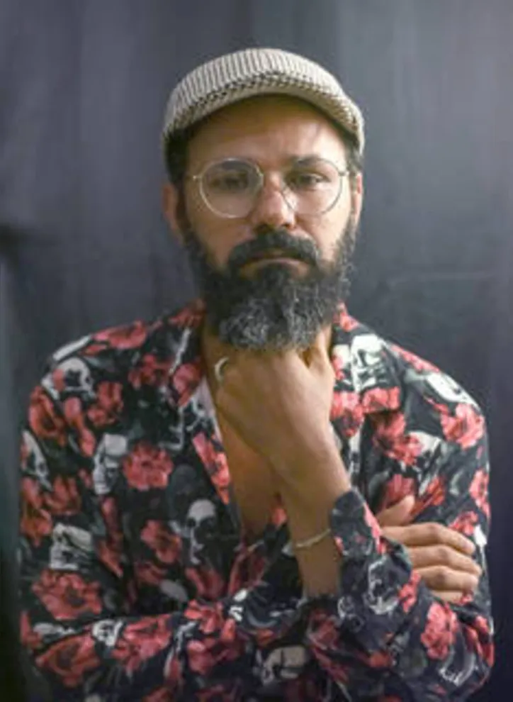 Morador da periferia de Maceió, o fotógrafo ROGER SILVA, 40 anos, foi o ganhador de microbolsa do El País+Artisan, com a série de fotografias de autorretratos Banzo, que se propõe a discutir as angústias da população negra periférica em tempos de isolamento social. É orgulho que fala?!?