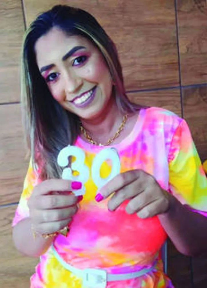 AMANDA CAROLINY trintou no último weekend e comemorou em casa - com poucos e bons!