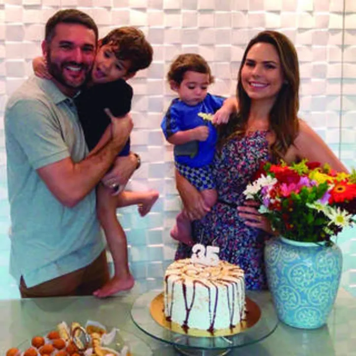 Já o dentista MILKLE PESSOA reuniu os filhos para brindar os 3.5 de sua bem amada, VANESSA LESSA
